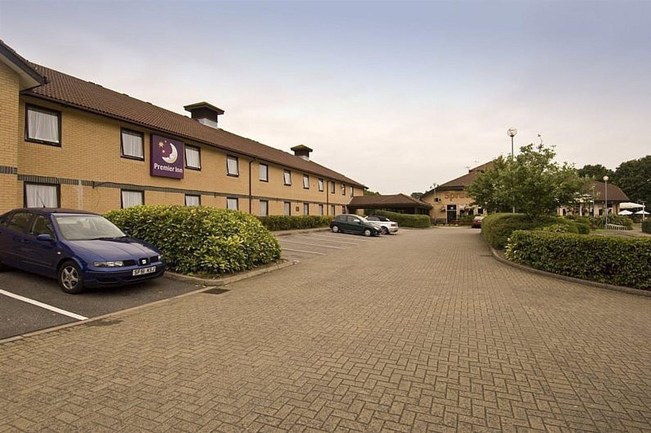 Premier Inn Basingstoke West Exterior photo