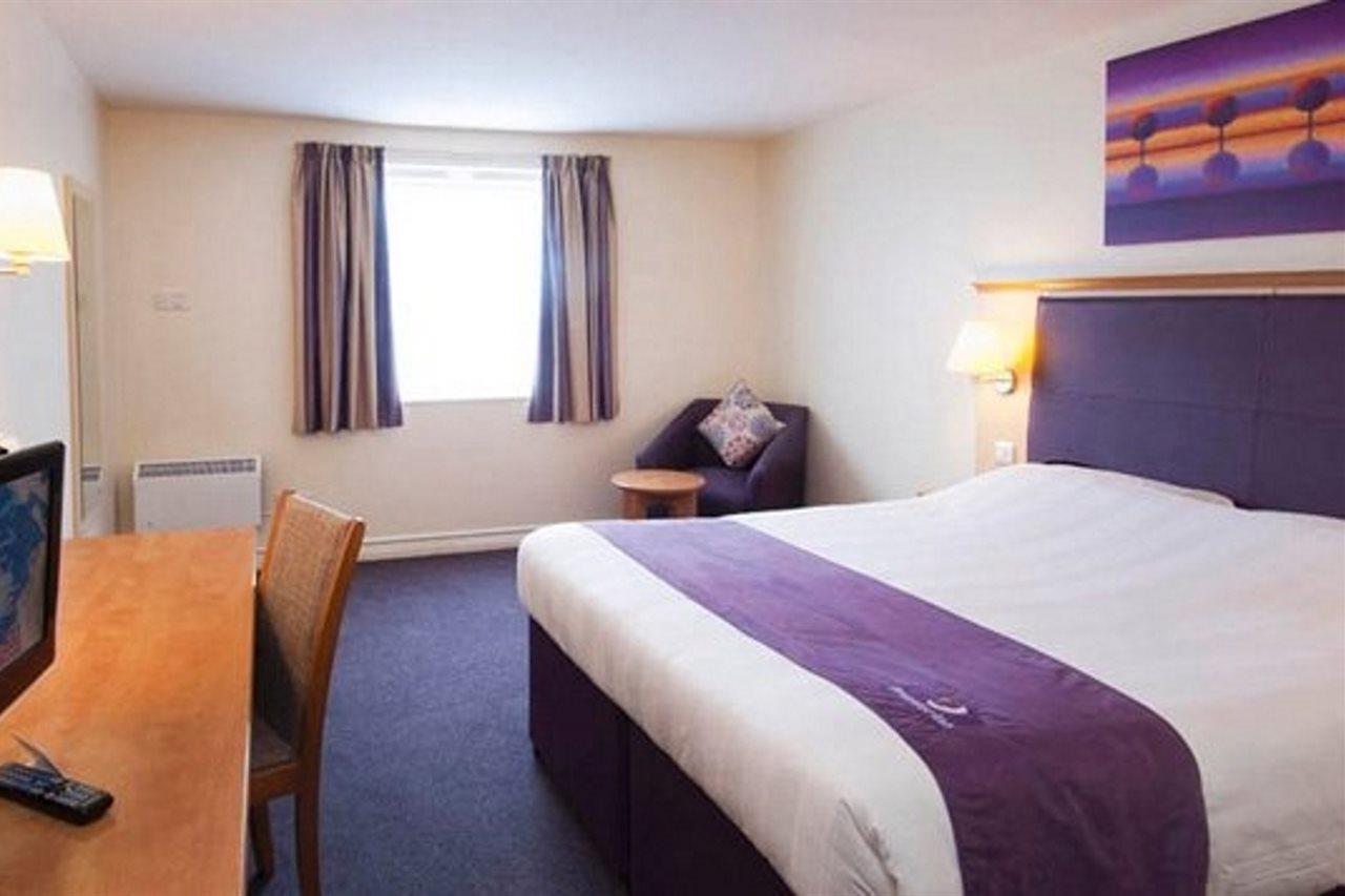 Premier Inn Basingstoke West Exterior photo
